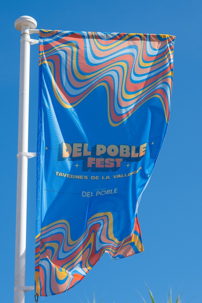 Del Poble Fest — banderola con identidad en el recinto