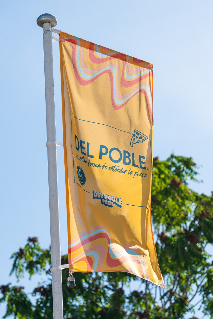 Del Poble Fest — banderola colaborador en exterior