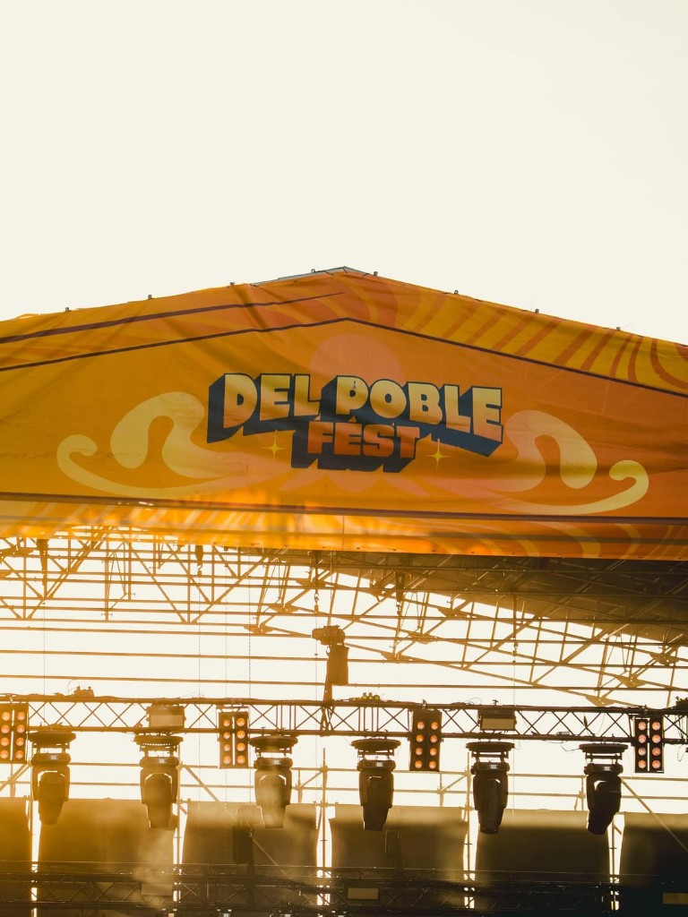 Del Poble Fest — cabecera de escenario al atardecer