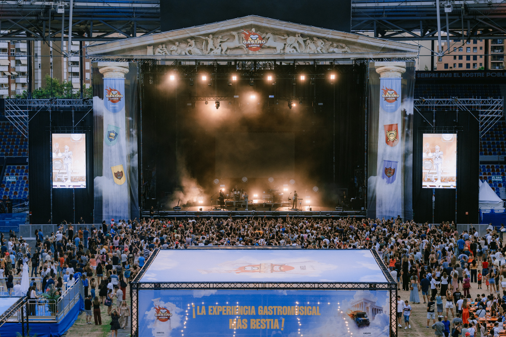 Gastro League — concierto y ambiente con público