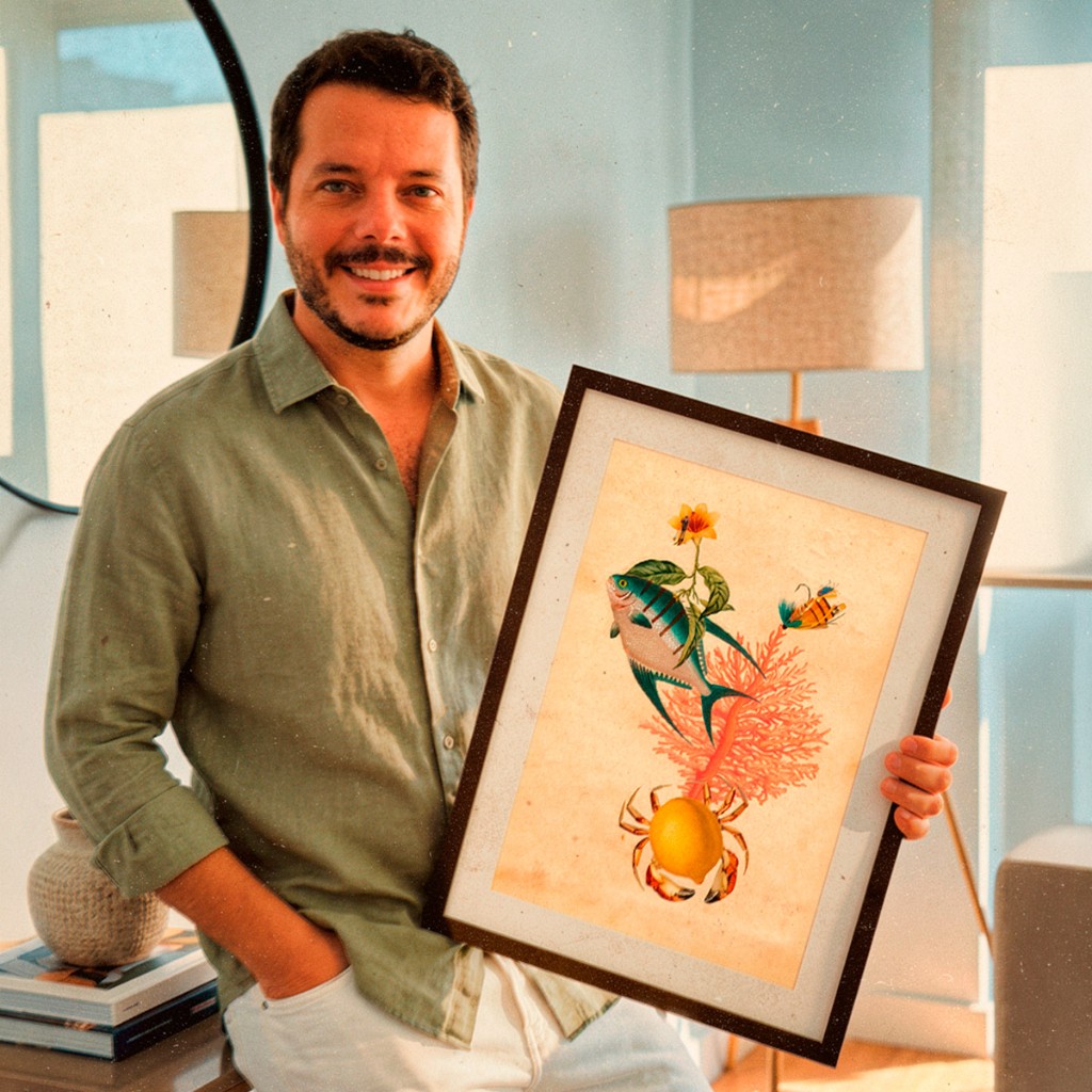Víctor Santiago con un collage de La Deriva